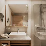 Firstpeak Hotell 4*