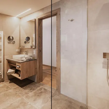 Firstpeak Hotel 4*