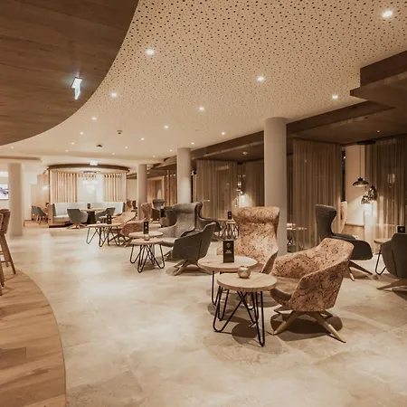 Firstpeak Hotel 4*