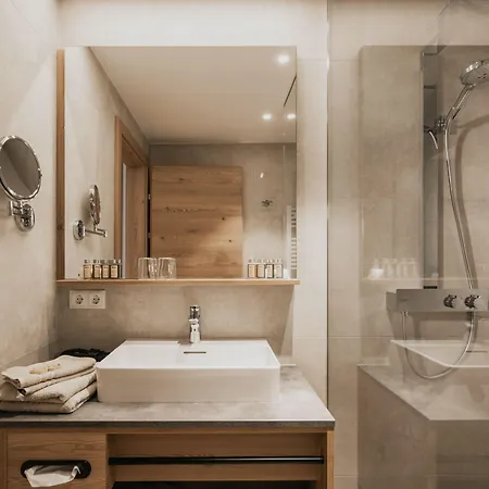 Firstpeak Hotel 4*